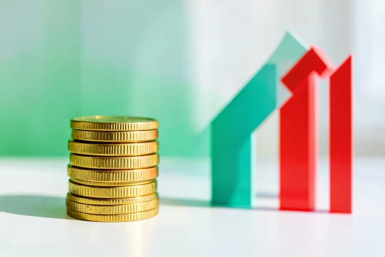 Gráfico de barras ascendente com moedas de ouro empilhadas ao lado
