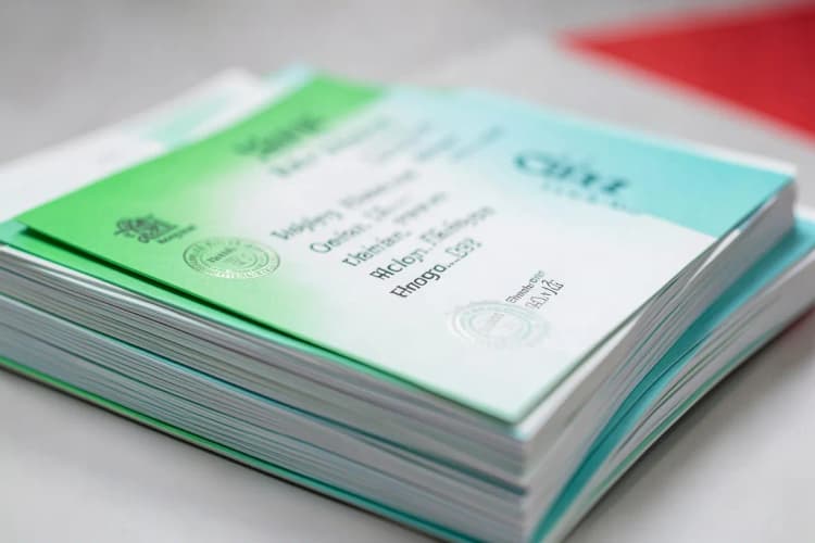 Uma pilha de certificados de cursos com selos de aprovação