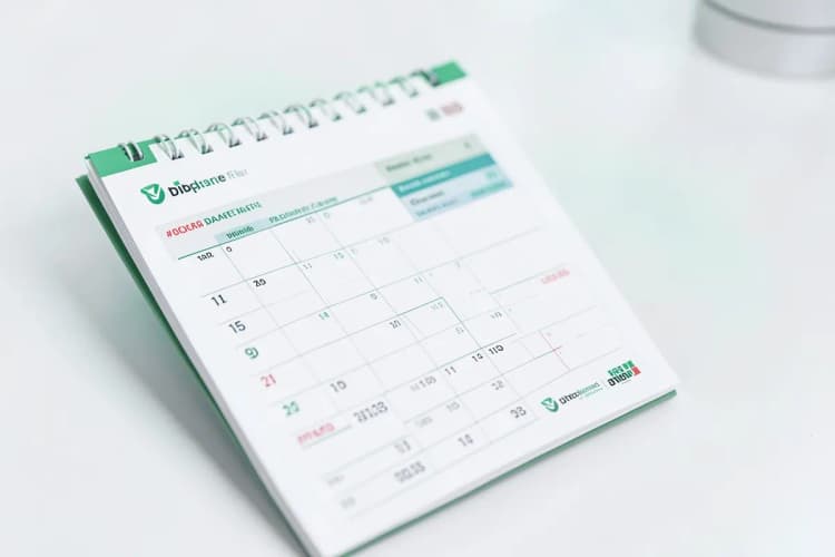 Um calendário com dias marcados e uma lista de tarefas, simbolizando o planejamento de estudos e carreira.