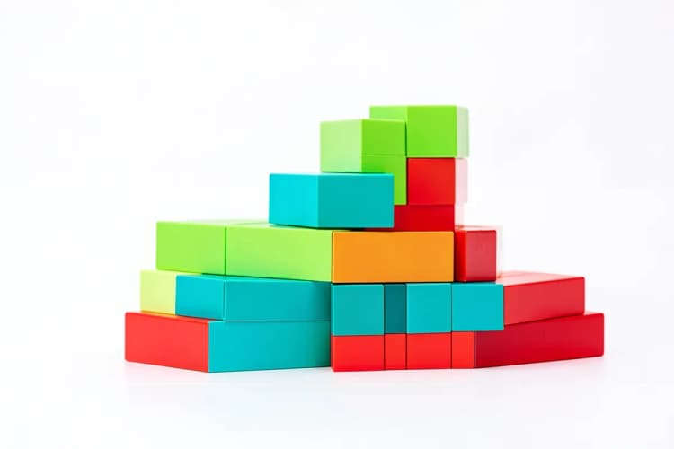 Um conjunto de blocos de construção coloridos dispostos em forma de escada sobre um fundo branco, representando progressão e desenvolvimento