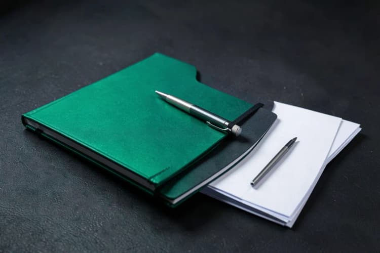 Conjunto de ferramentas de gestão de riscos, como diagramas e listas de verificação, organizados sobre uma mesa.