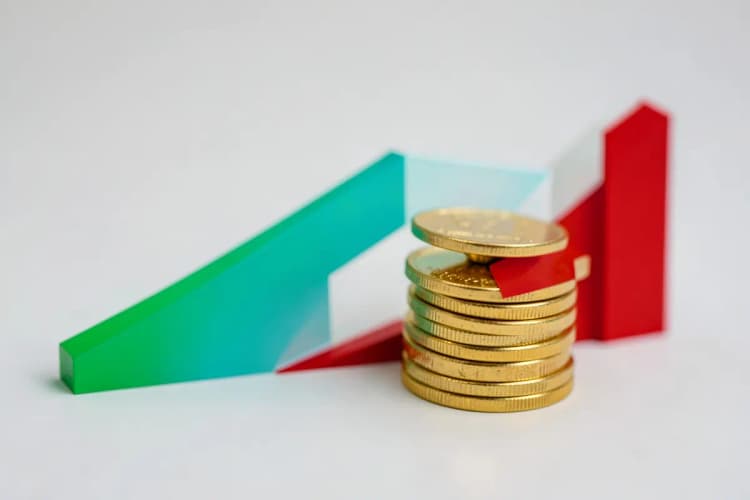 Gráfico de barras ascendente com moedas de ouro empilhadas ao lado, simbolizando crescimento financeiro e segurança.