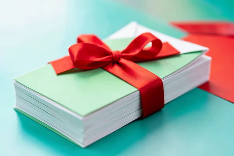 Pessoas recebendo certificados em uma formatura