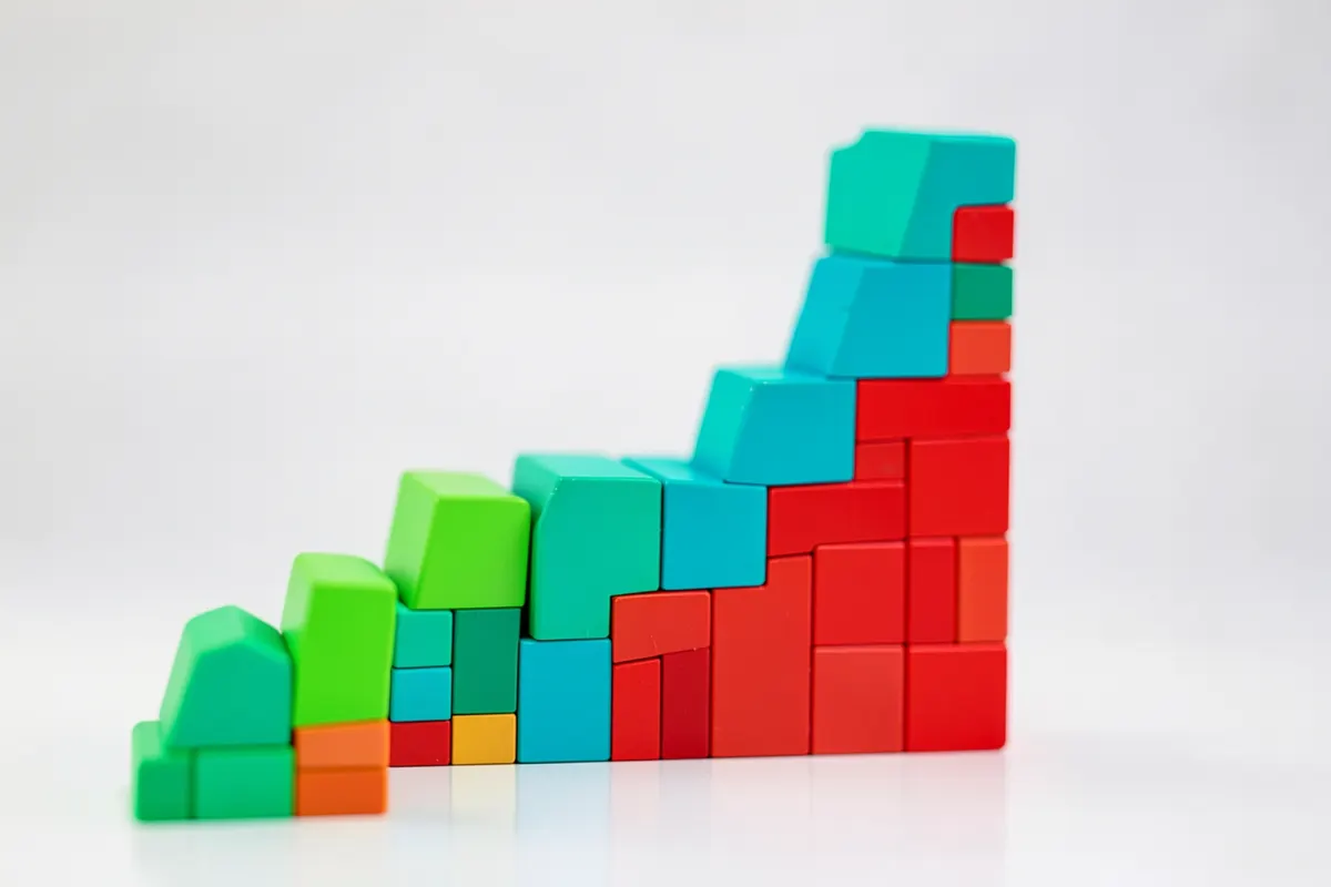 Um gráfico de crescimento ascendente feito de blocos de construção coloridos, simbolizando o avanço e desenvolvimento profissional.