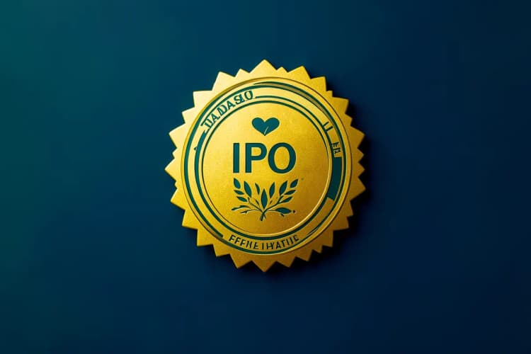Um selo de certificação ISO dourado sobre um fundo azul escuro, em plano médio.